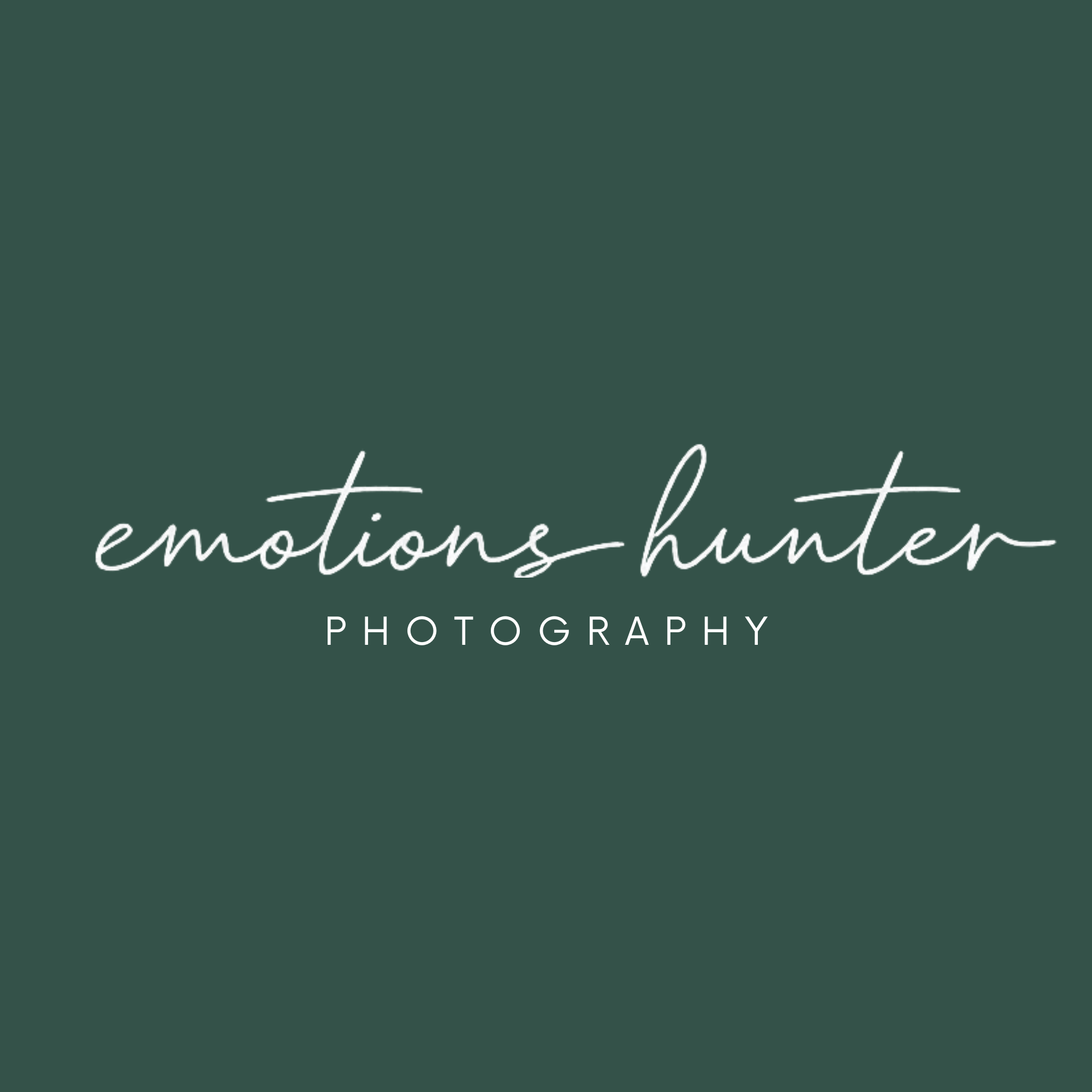 Scritta emotions hunter in corsivo e photography in maiuscolo